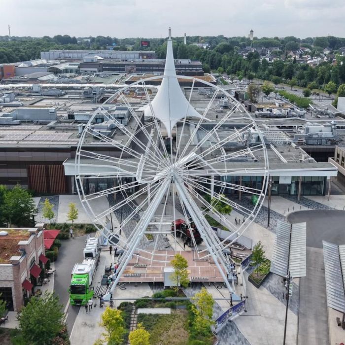 Riesenrad im Westfield Ruhrpark in Bochum - Ansicht von oben beim Aufbau